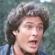 David Hasselhoff als Michael Knight (aka Michael Long), wie er agil aus den ...